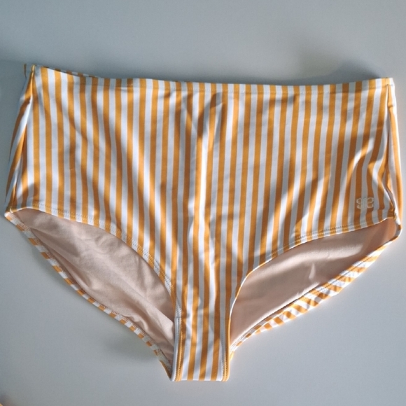 Bikini Top & Bottom - Picture 2 of 4